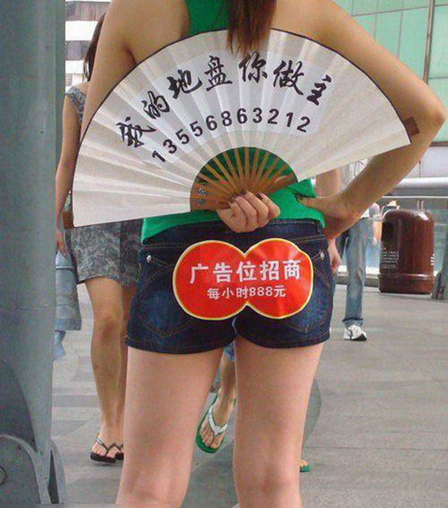 Một cô gái Trung Quốc đã đứng rao bán vị trí quảng cáo trên chính vòng 3 của mình khiến mọi người xôn xao.